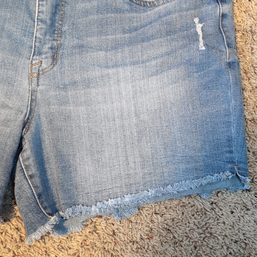 Seven 7 Frayed Weekend Denim Light Wash Distressed Shorts SZ 12 - Picture 4 of 13